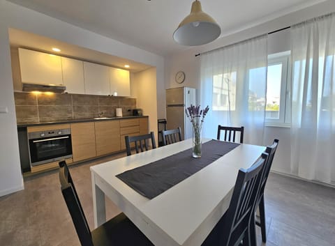 Dining area, kitchen