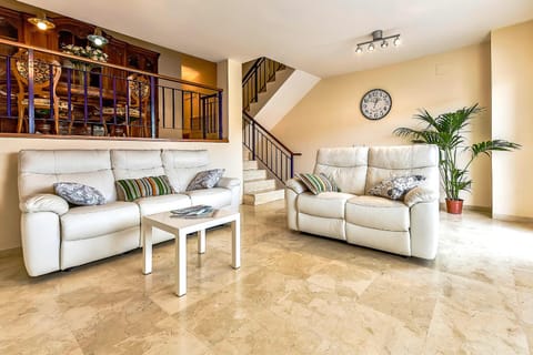 Communal lounge/ TV room, Mountain view