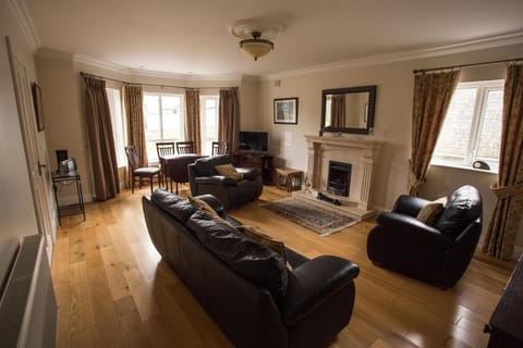 Seating area, Dining area