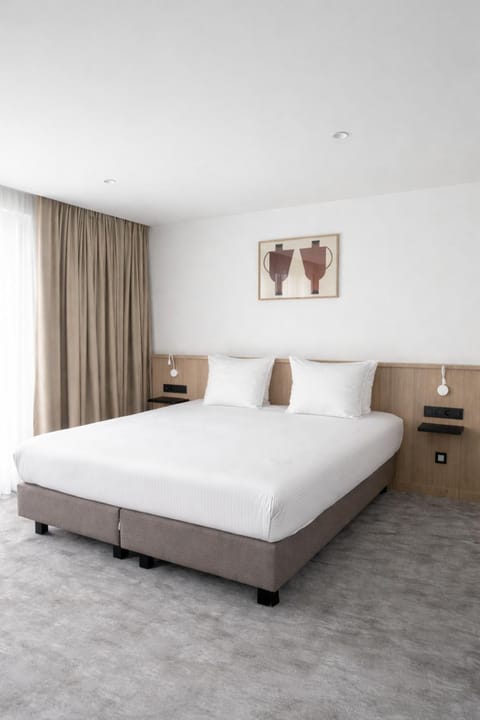 Shower, Toilet, Bed, View (from property/room), Food and drinks, Bedroom, Guests, City view, Alcoholic drinks, Non alcoholic drinks, children, group of guests, room service, soundproof, air conditioner