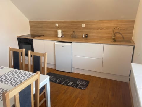 Kitchen or kitchenette, Dining area, stove