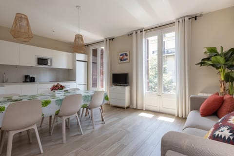 Kitchen or kitchenette, Living room, Seating area, Dining area