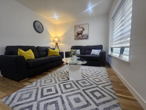 LANGLEY APARTMENT free parking outside between 6 pm and 8 am Secure parking 2 min walk Ideal for TRADES AND TOURISTS WANTING GREAT LOCATION Apartment in Inverness