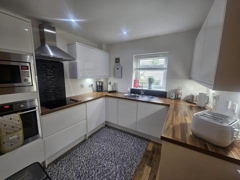 LANGLEY APARTMENT free parking outside between 6 pm and 8 am Secure parking 2 min walk Ideal for TRADES AND TOURISTS WANTING GREAT LOCATION Apartment in Inverness