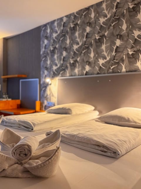 Bed, Bedroom, towels
