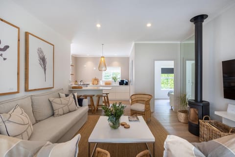 Living room, Seating area, Dining area, fireplace