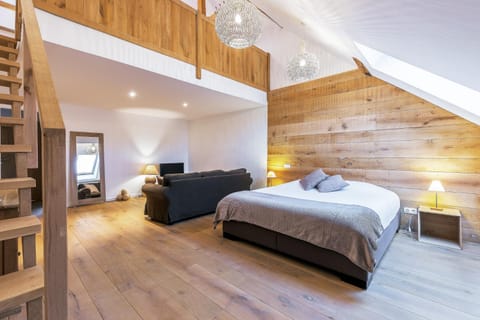 Photo of the whole room, Family