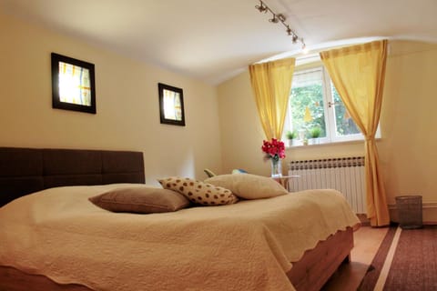 Bed, View (from property/room), Decorative detail, Bedroom, Garden view