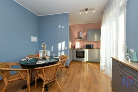 Kitchen or kitchenette, Dining area, stove