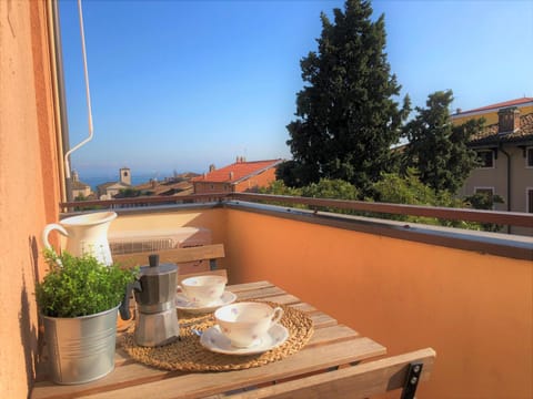 Coffee/tea facilities, Balcony/Terrace, Lake view, Mountain view