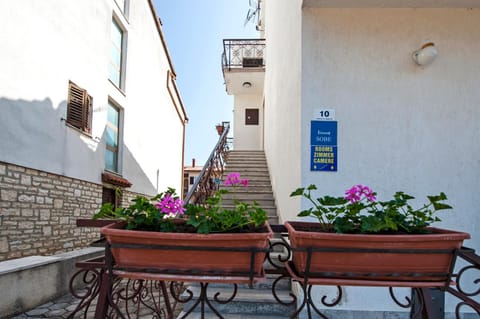 Property building, Facade/entrance