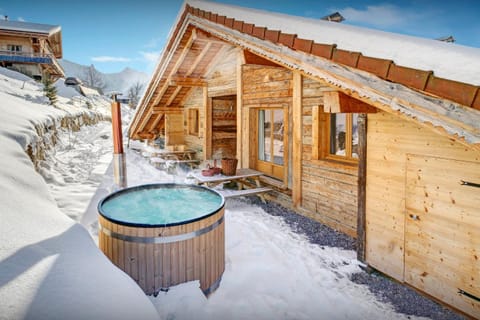 Property building, Day, Natural landscape, Winter, Hot Tub