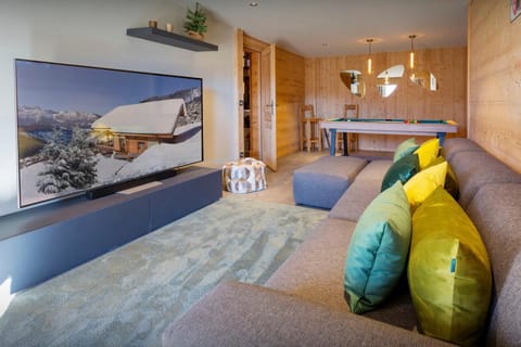 Billiard, Game Room, TV and multimedia, Photo of the whole room, Seating area