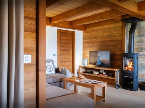 Communal lounge/ TV room, Winter, TV and multimedia, Living room, Seating area, Evening entertainment