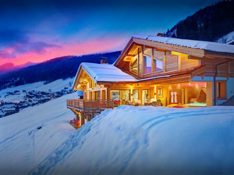 Property building, Facade/entrance, Day, Natural landscape, Winter, Mountain view