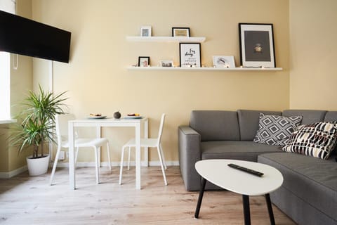 Nearby landmark, Restaurant/places to eat, Neighbourhood, Summer, Coffee/tea facilities, Kitchen or kitchenette, Living room, Dining area, Supermarket/grocery shop, Shopping Area