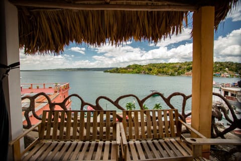 Restaurant/places to eat, Natural landscape, Balcony/Terrace, Lake view