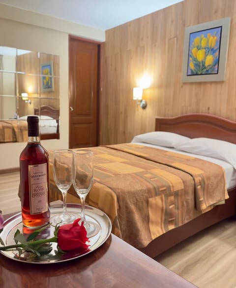 Bed, Food and drinks, Photo of the whole room, Bedroom, Food, Drinks, Alcoholic drinks, wardrobe