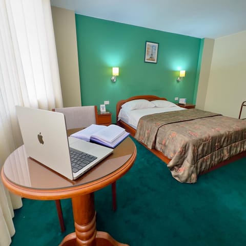 Bed, TV and multimedia, Photo of the whole room, Bedroom