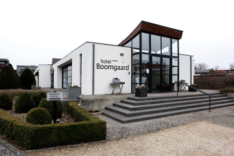 Property building, Facade/entrance, Day, Lobby or reception