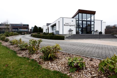 Facade/entrance, Location