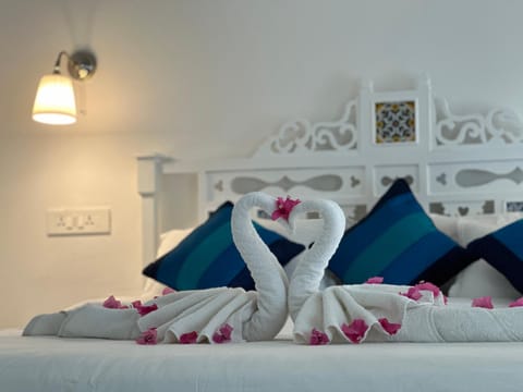 Bed, Bedroom, towels