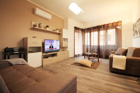 TV and multimedia, Living room, Seating area, Evening entertainment, air conditioner