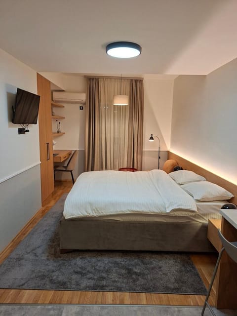 Bed, TV and multimedia, Bedroom