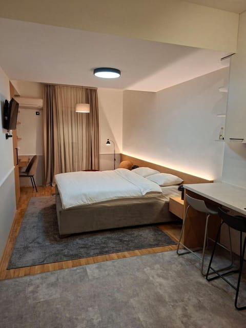 Bed, TV and multimedia, Living room, Seating area, Bedroom