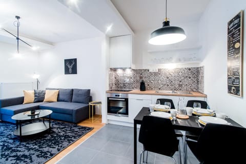 Coffee/tea facilities, Living room, Seating area, Dining area, microwave, oven, stove, kitchen