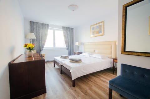 Spring, Bed, Photo of the whole room, Decorative detail, On site, Sunrise