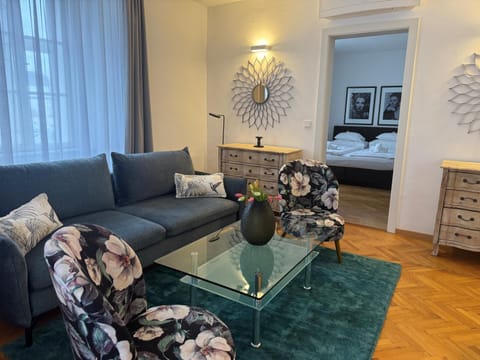 Photo of the whole room, Seating area