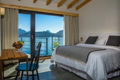 Bed, View (from property/room), Balcony/Terrace, Photo of the whole room, Bedroom, Lake view, Mountain view, pet friendly
