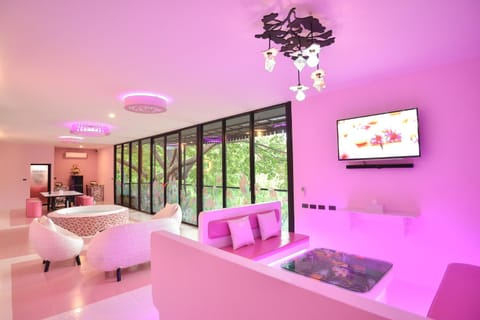 Seating area, Area and facilities
