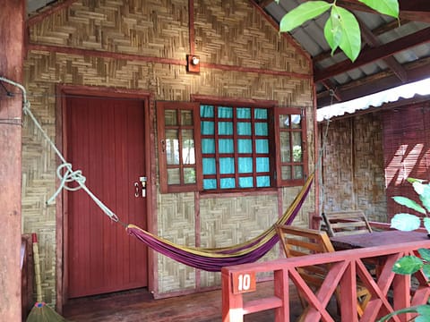 Hutyee Boat Bungalow Resort in Sala Dan