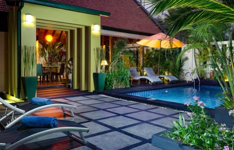 Property building, Patio, Night, BBQ facilities, Garden, Balcony/Terrace, Dining area, Garden view, Swimming pool, sunbed
