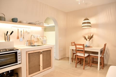 Kitchen or kitchenette, Dining area, oven, stove