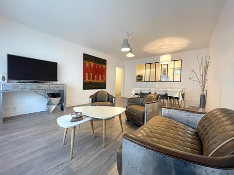 TV and multimedia, Living room, Decorative detail, Seating area, Dining area, Family