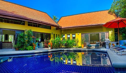 Property building, Facade/entrance, Garden, Seating area, Swimming pool, sunbed