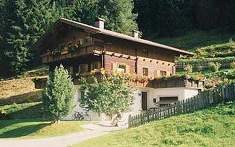 Property building, Facade/entrance, Spring, Off site, Natural landscape, Bird's eye view, Summer, Garden, Balcony/Terrace, Autumn, On site, Garden view