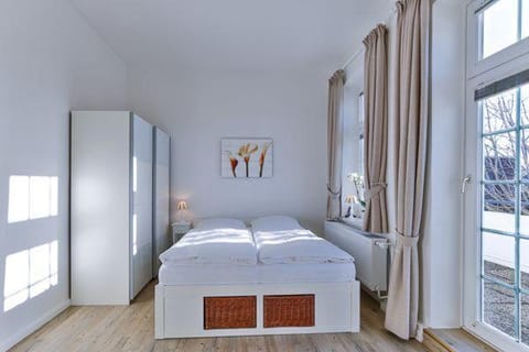 Appartement-5-mit-Suedbalkon-in-strandnaher-Lage-Baederstil-Villa-in-Wenningstedt-Sylt Apartment in Wenningstedt-Braderup