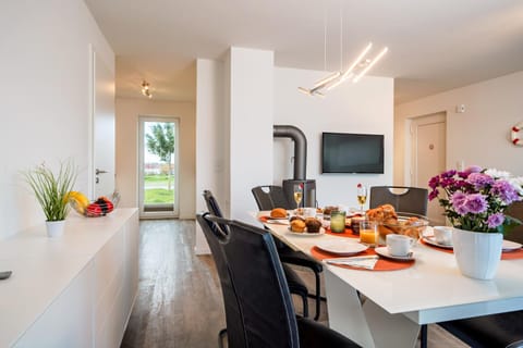 TV and multimedia, Living room, Dining area