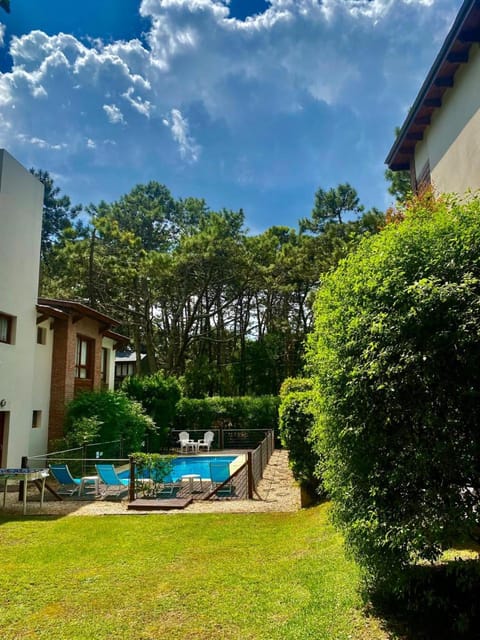 Property building, Spring, Day, Garden, Garden view, Pool view, Swimming pool, sunbed