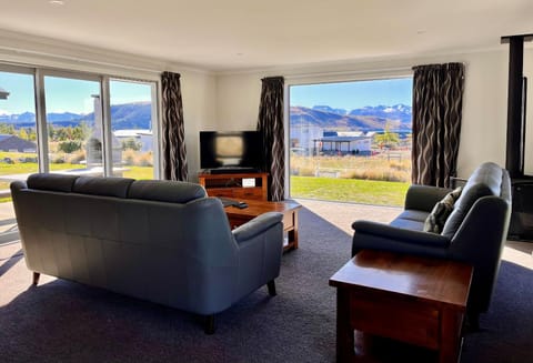 Property building, TV and multimedia, Seating area, Lake view, Mountain view, fireplace