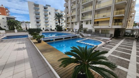 Property building, Solarium, Pool view, Swimming pool, sunbed