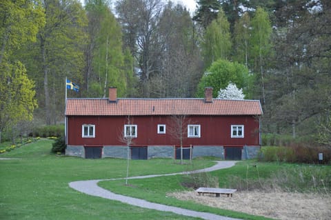 Facade/entrance, Spring
