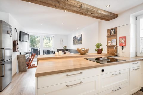 Kitchen or kitchenette, Seating area