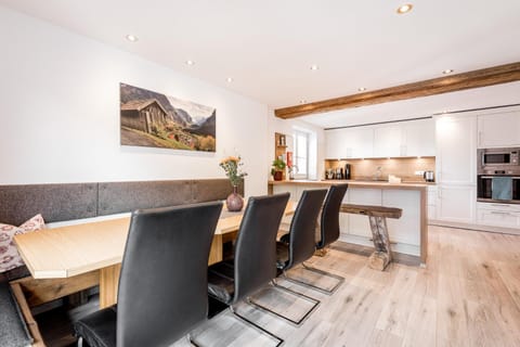 Coffee/tea facilities, Kitchen or kitchenette, Dining area