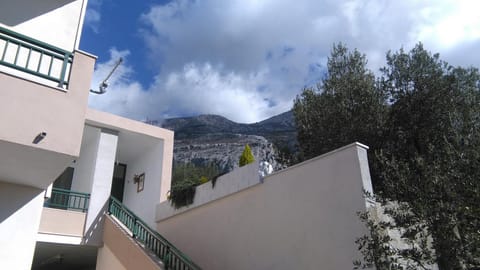 Facade/entrance, Mountain view