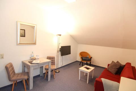 Kapitaenshaus-Lassen-Zimmer-Blanker-Hans Bed and Breakfast in Westerland